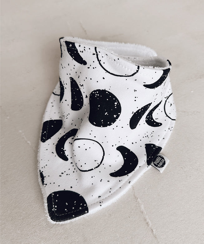 Babador-bandana-bebe-atoalhado-unissex-lunar-luas-preto-e-branco-1.jpg
