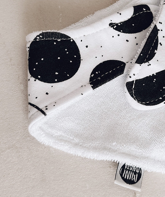 Babador-bandana-bebe-atoalhado-unissex-lunar-luas-preto-e-branco_475b663d-4978-4441-b7c3-230d027673eb.jpg