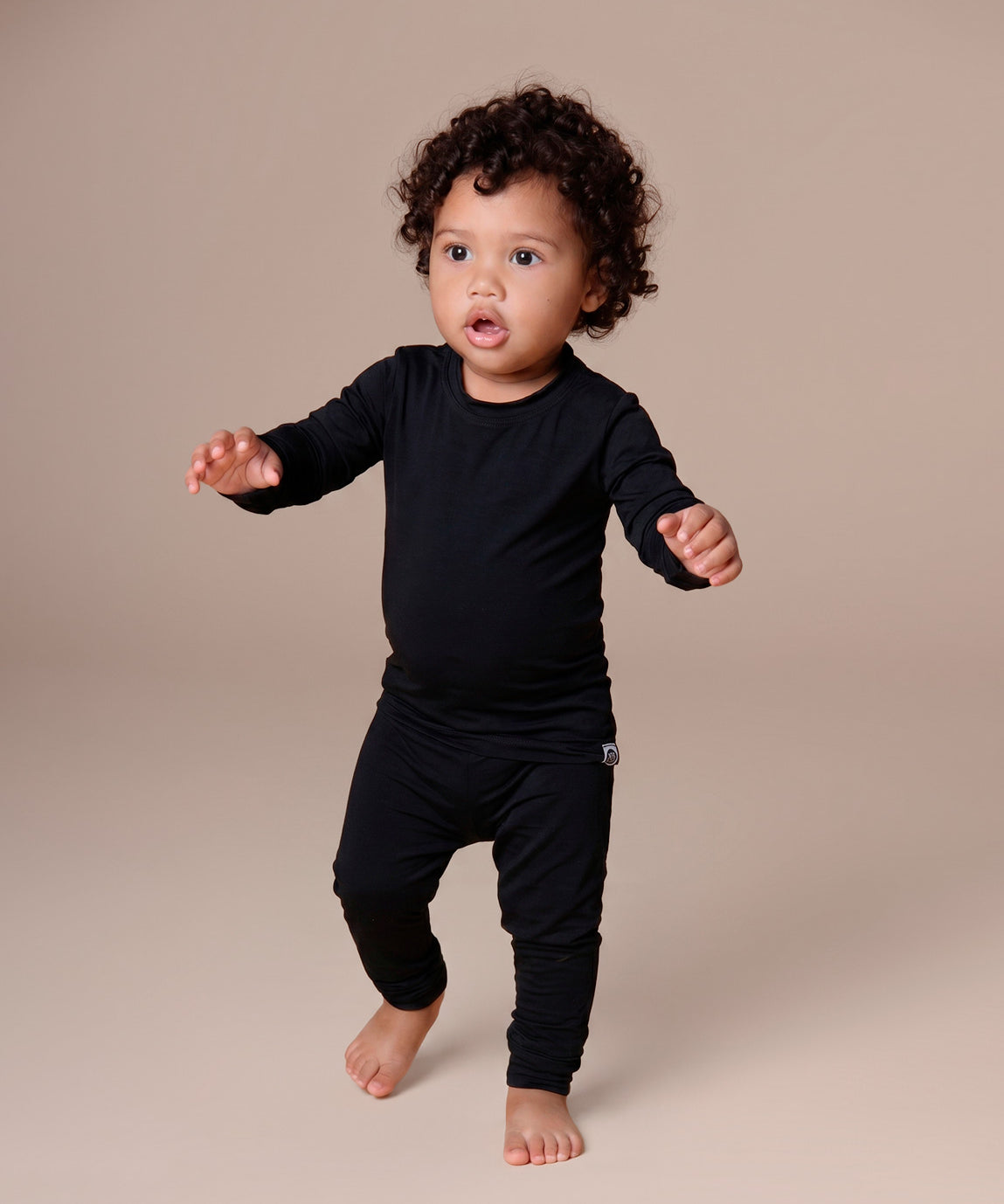 Blusa Térmica Infantil Liso Preto MiniMalista — modelagem raglan justa segunda-pele com manga longa e gola redonda em ribana, ideal para usar por baixo de outras roupas no frio intenso ou sozinha em dias amenos. Para menino, menina e unissex.