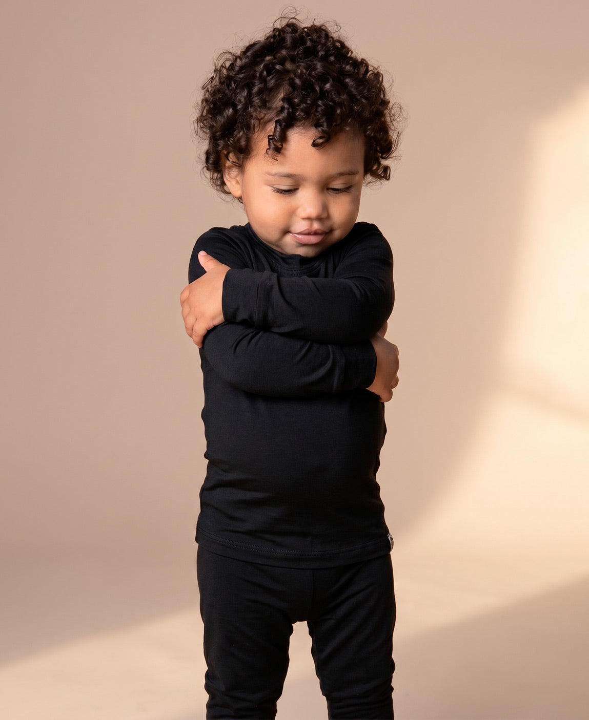 Blusa Térmica Preto MiniMalista detalhe da textura do tecido — microfibra térmica com acabamento ultrasoft, interior levemente flanelado, anti-pilling, não pinica e não irrita a pele sensível. Hipoalergênica.