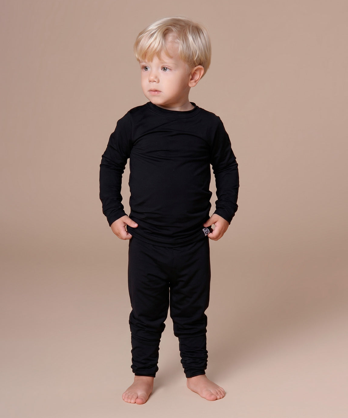 Blusa Térmica Manga Longa Preto MiniMalista detalhe da gola e do punho — ribana confortável, modelagem segunda-pele que abraça o corpo sem apertar, gerenciamento da umidade, secagem rápida e Proteção UV 50+.