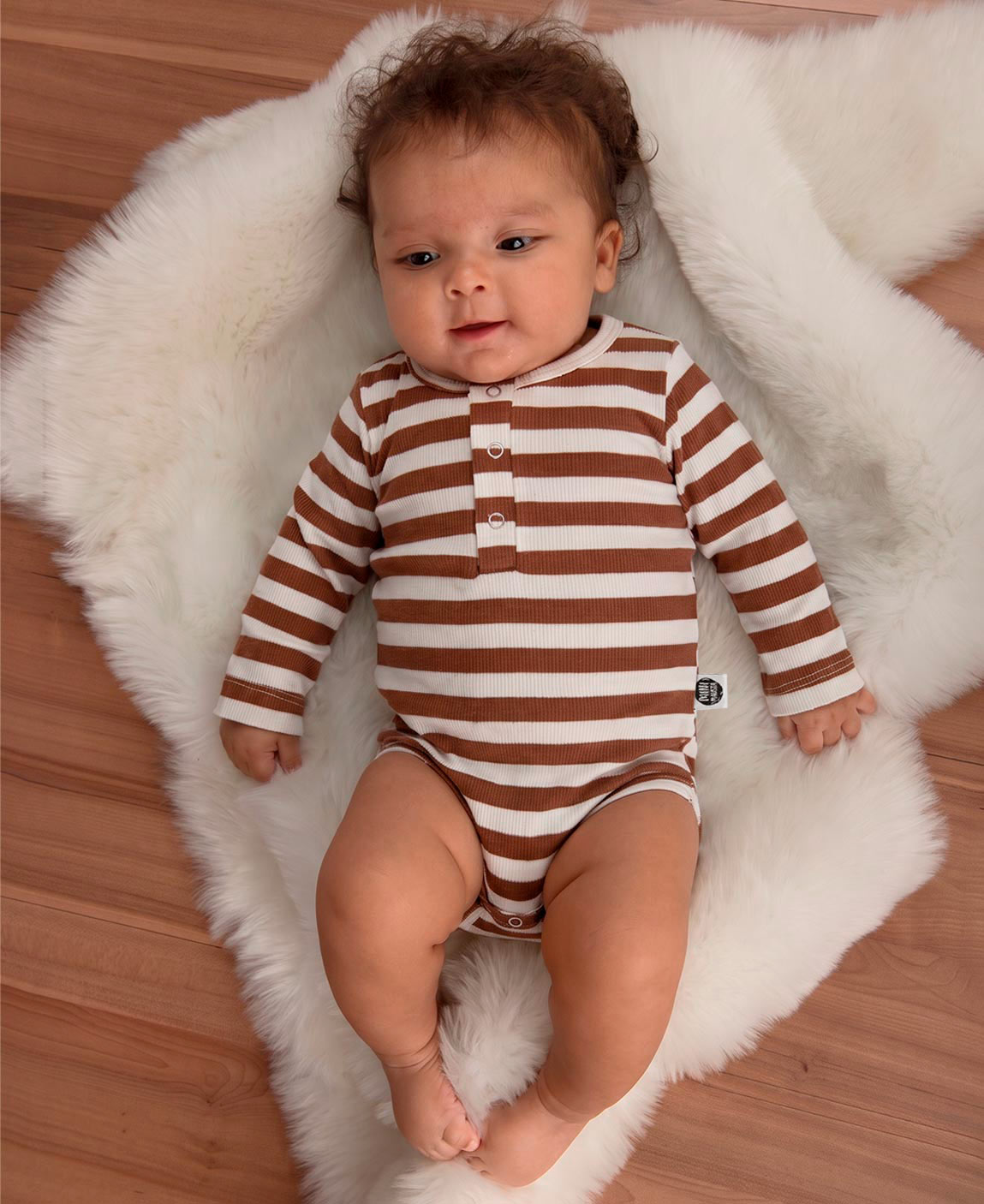 Body Canelado Manga Longa Bebê Listras Caramelo Unissex MiniMalista — placket frontal com botões metálicos elegantes e botões entrepernas pra troca de fralda, algodão canelado 100% respirável fitted no corpinho.