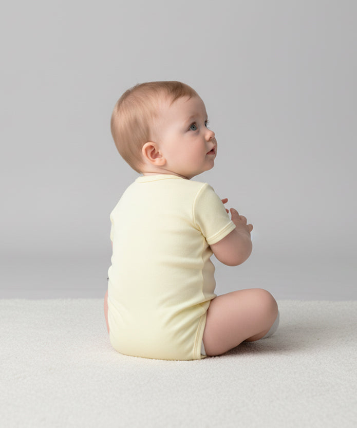 Body-bebe-manga-curta-unissex-menina-amarelo-manteiga-bebe-minimalista-algodao-1.jpg