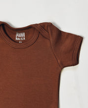 Body de Bebê Manga Curta Unissex | Liso Chocolate