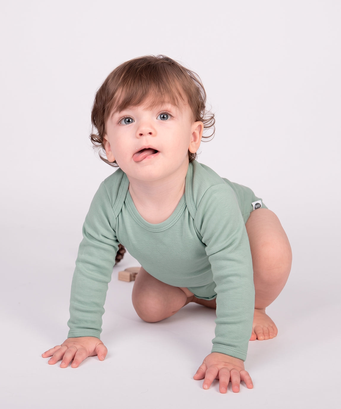 Body MLonga Eucalipto Verde Claro Bebê MiniMalista — modelagem com ombro cruzado em algodão sustentável, body infantil verde acinzentado natural, blusinha botões entrepernas, agasalho bebê unissex