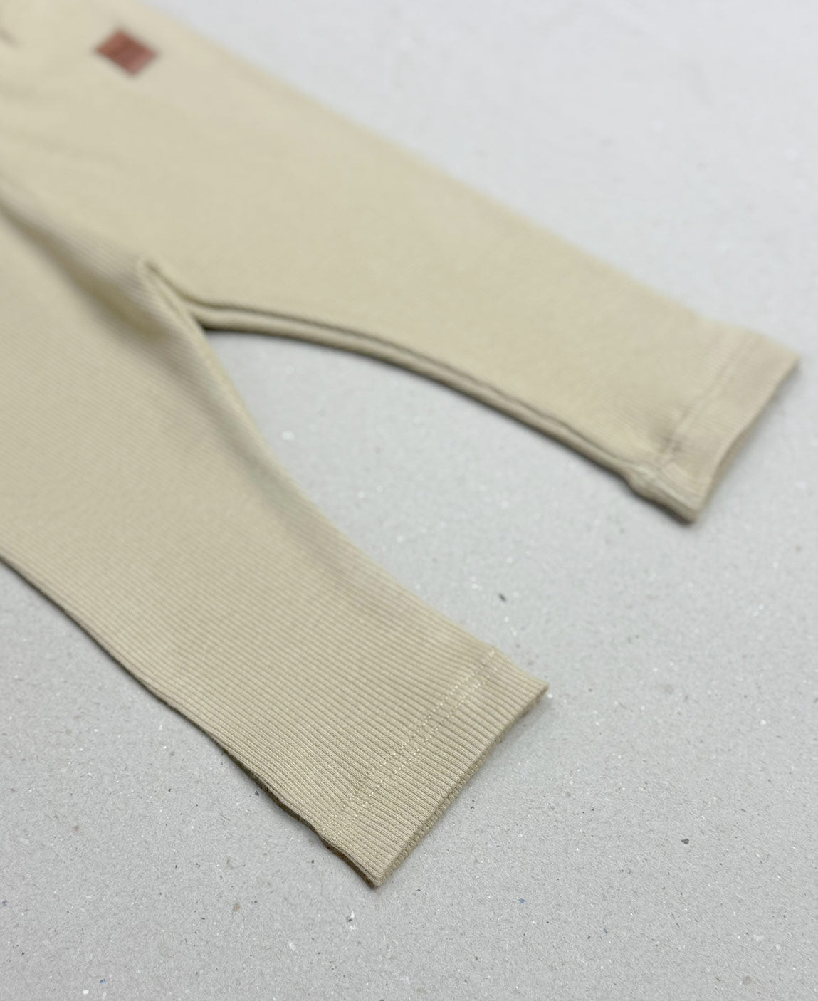 Calça Slim Canelada Liso Avelã vestida - bebê e criança em avelã quentinho - modelagem slim elástica que abraça sem apertar - MiniMalista Baby
