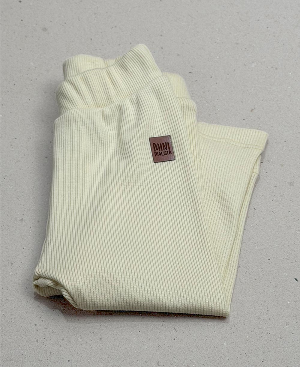 Calça Slim Canelada Liso Sand combinação de look - Sand bege quente com off-white, chocolate, preto e listras neutras - MiniMalista Baby