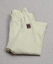 Calça Slim Canelada Liso Sand combinação de look - Sand bege quente com off-white, chocolate, preto e listras neutras - MiniMalista Baby