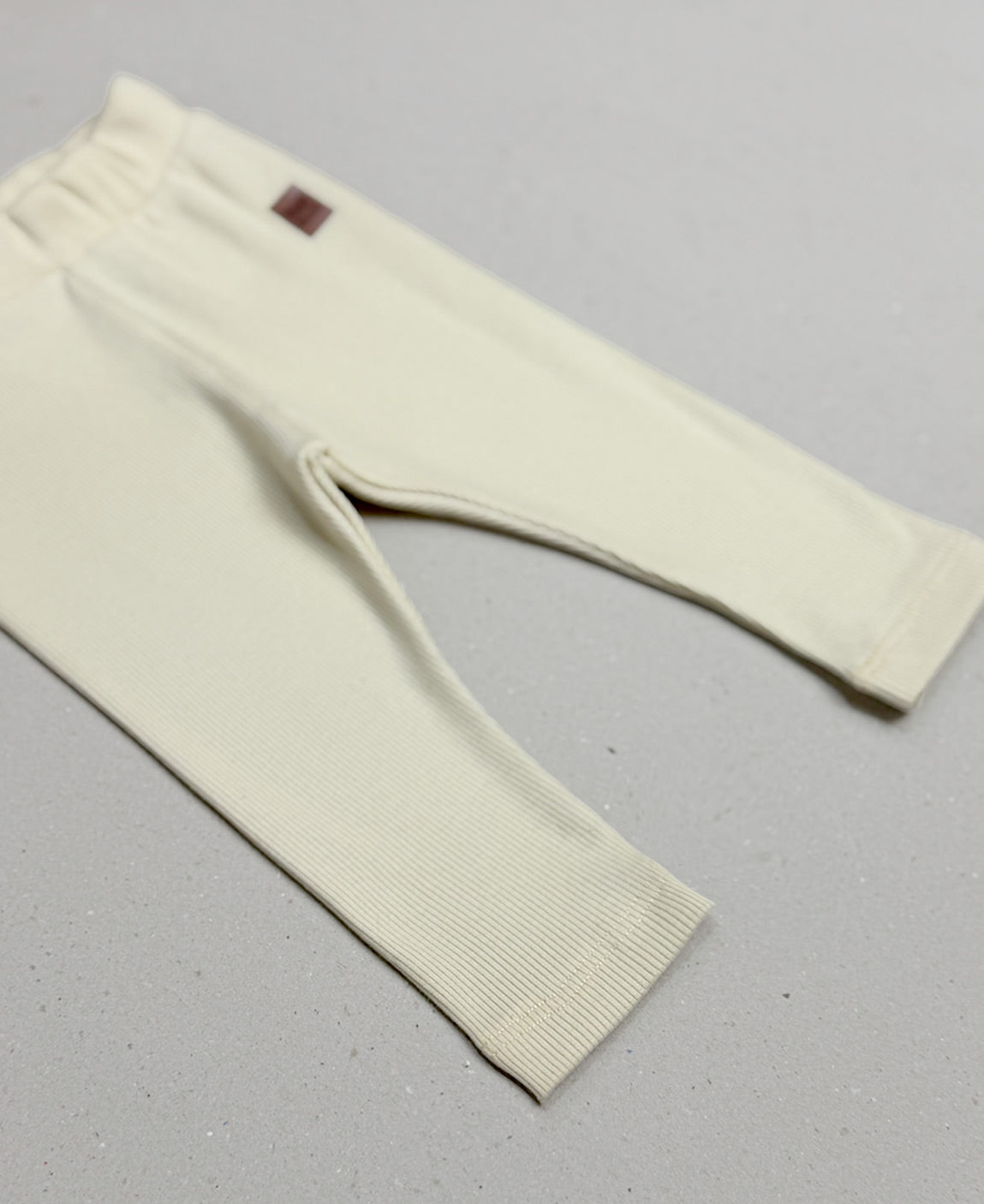 Calça Slim Canelada Liso Sand vestida - bebê e criança em bege quente natural - modelagem slim elástica que abraça sem apertar - MiniMalista Baby