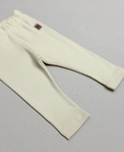 Calça Slim Canelada Liso Sand vestida - bebê e criança em bege quente natural - modelagem slim elástica que abraça sem apertar - MiniMalista Baby