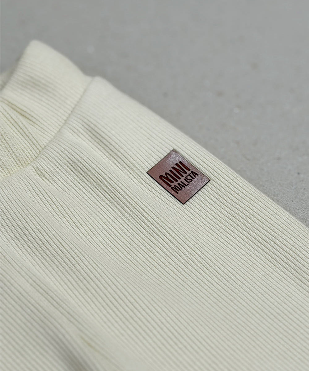 Detalhes da Calça Slim Canelada Liso Sand - ribana elástica encorpada, cós com elástico macio sem cadarço, etiqueta de courino - MiniMalista Baby