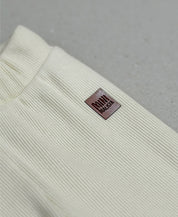Detalhes da Calça Slim Canelada Liso Sand - ribana elástica encorpada, cós com elástico macio sem cadarço, etiqueta de courino - MiniMalista Baby