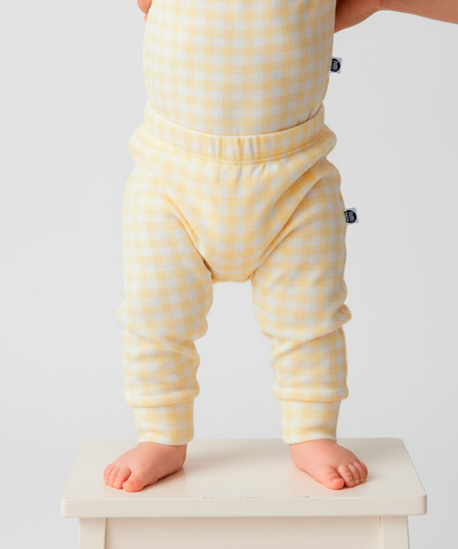 Calca-bebe-unissex-menina-cor-amarelo-vichy-amarelo-xadrez-quadriculado-bebe-minimalista-3.jpg