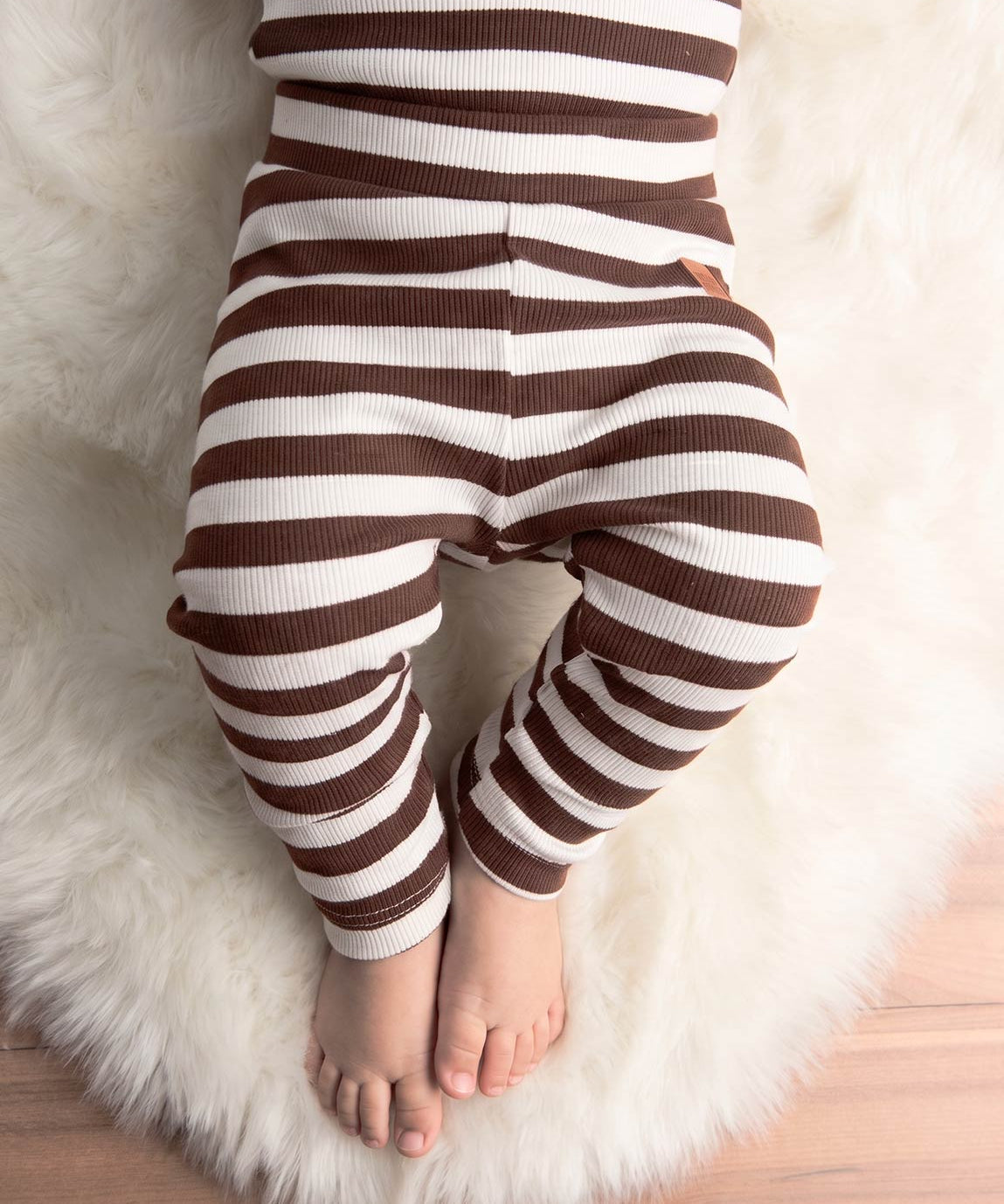 Calca-slim-bebe-manga-longa-canelado-unissex-neutro-algodao-listras-marrom-e-branco-off.jpg