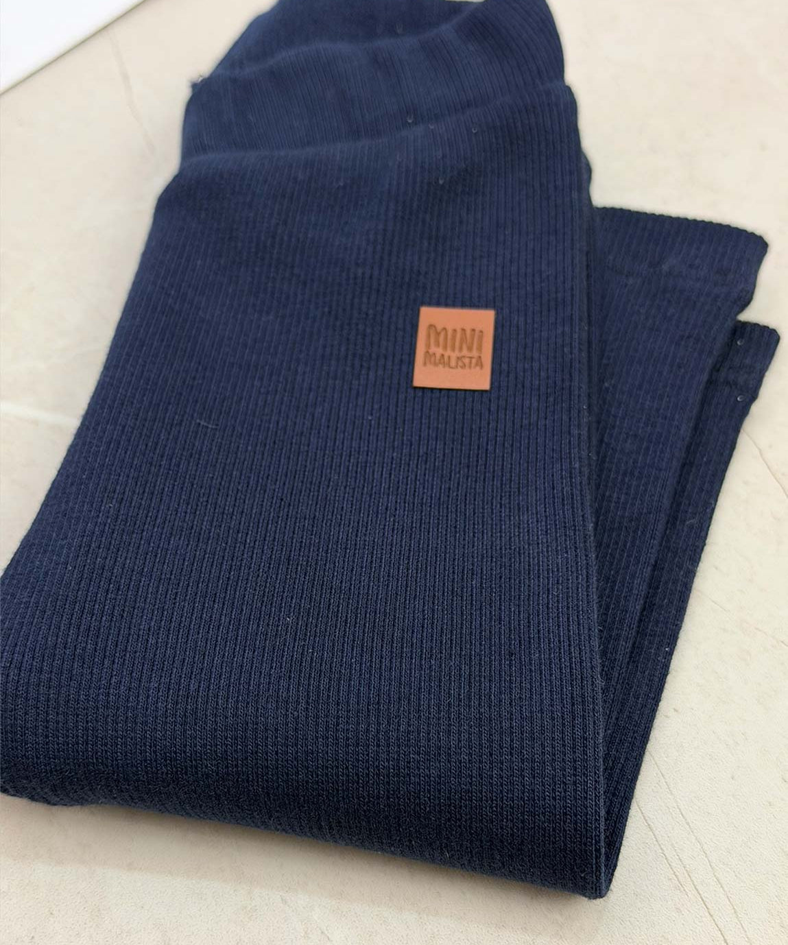 Detalhes da Calça Slim Canelada Liso Ocean - ribana elástica encorpada, cós com elástico macio sem cadarço, etiqueta de courino - MiniMalista Baby