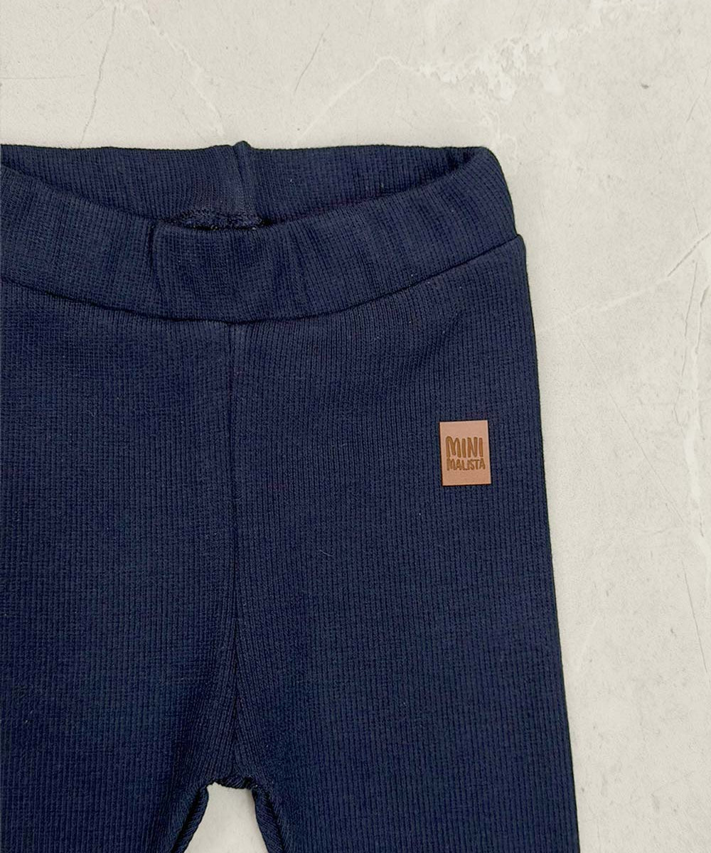 Calça Slim Canelada Liso Ocean vestida - bebê e criança em azul profundo do mar - modelagem slim elástica que abraça sem apertar - MiniMalista Baby