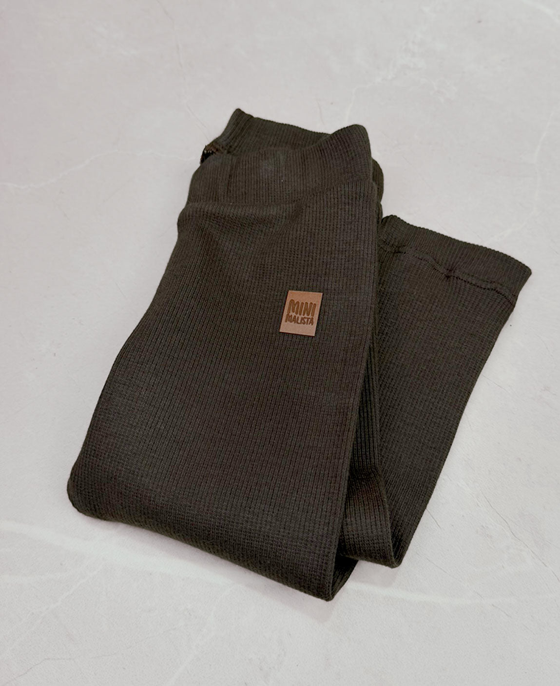 Calça Slim Canelada Liso Café combinação de look - marrom café escuro terroso com beige, oak, caramelo e sage - MiniMalista Baby