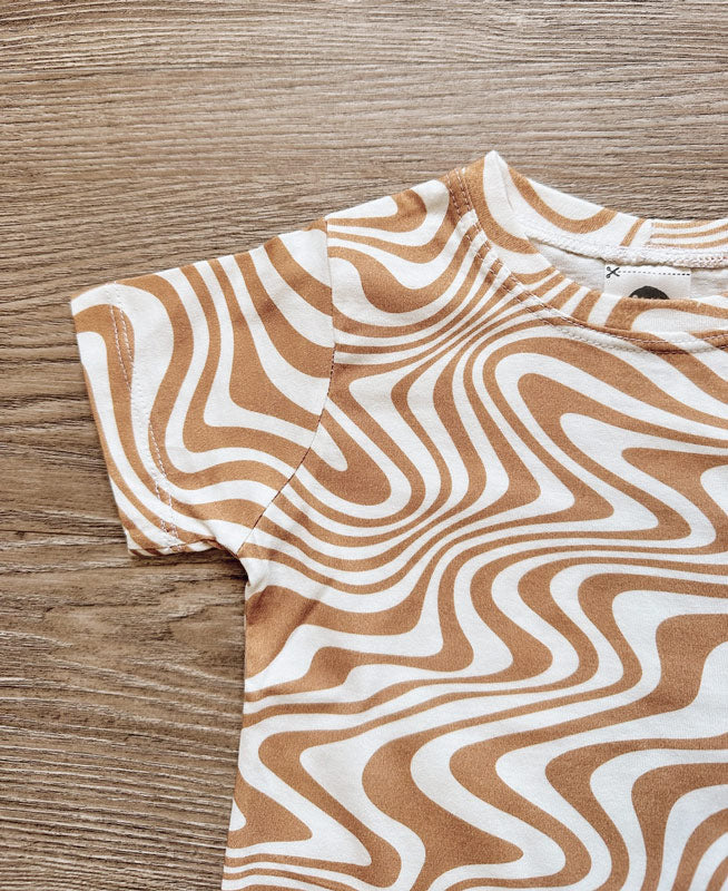 Camiseta-Swirl-menino-crianca-minimalista-mostarda-1.jpg