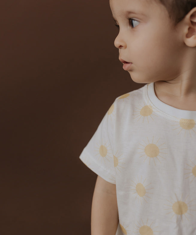 Camiseta-infantil-bebe-menino-menina-unissex-manga-curta-solar-solzinhos-amarelos-verao-minimalista-baby-algodao-1.jpg