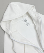 Casaco Moletom Bebê Branco Off — detalhe dos bolsos frontais funcionais que aquecem as mãozinhas e punhos em ribana que impedem entrada de vento. Anti-pilling e tingimento resistente.