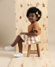 Conjunto-Infantil-Feminino-Menina-Minimalista-Laranja-Goldie-Dourado-Caramelo-Mostarda-Saia-Listras-Diagonais-Dolman-Goldie-Laço-1
