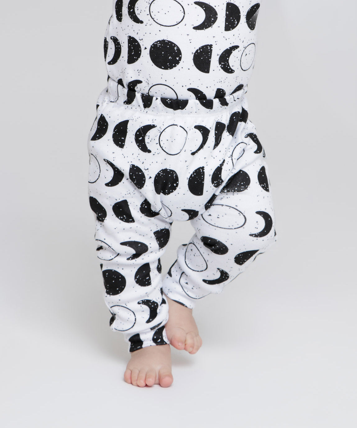 Conjunto-bebe-body-e-calca-lunar-preto-e-branco-lua-fases-bebe-minimalista-moocromatico-unissex-1.jpg