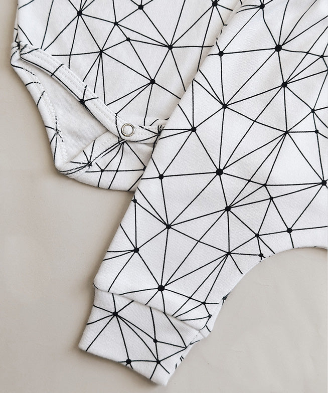 Conjunto-bebe-body-manga-curta-e-calca-harem-unissex-algodao-minimalista-moderno-preto-e-branco-satellite-branco-bebe-algodao-menino-2.jpg