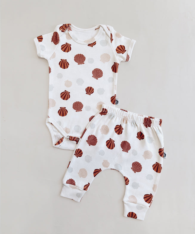 Conjunto-bebe-body-manga-curta-e-calca-harem-unissex-algodao-minimalista-moderno-seashell-conchas-bebe-minimalista.jpg
