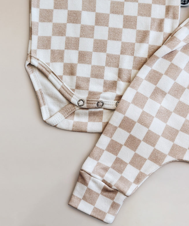 Conjunto-bebe-body-manga-curta-e-calca-harem-unissex-algodao-minimalista-racer-beige-bege-xadrez-quadriculado-bebe-unissex-menino-menina-1.jpg