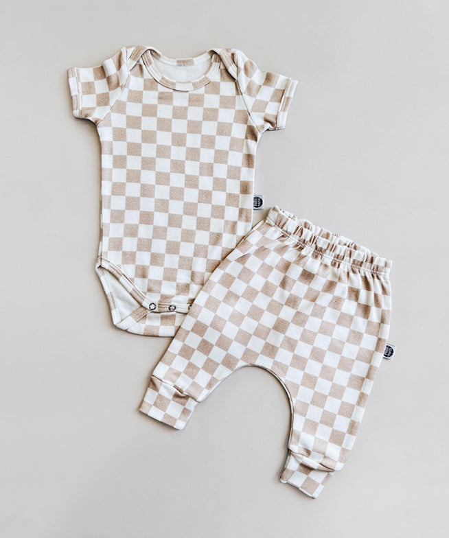 Conjunto-bebe-body-manga-curta-e-calca-harem-unissex-algodao-minimalista-racer-beige-bege-xadrez-quadriculado-bebe-unissex-menino-menina.jpg