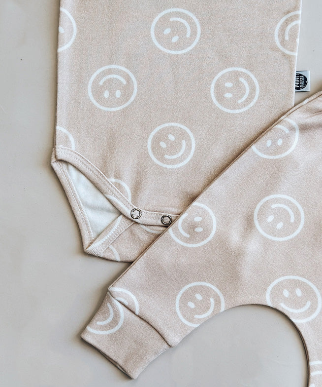 Conjunto-bebe-body-manga-curta-e-calca-harem-unissex-algodao-minimalista-smiley-carinhas-smile-bege-bebe-unissex-menino-menina-1.jpg