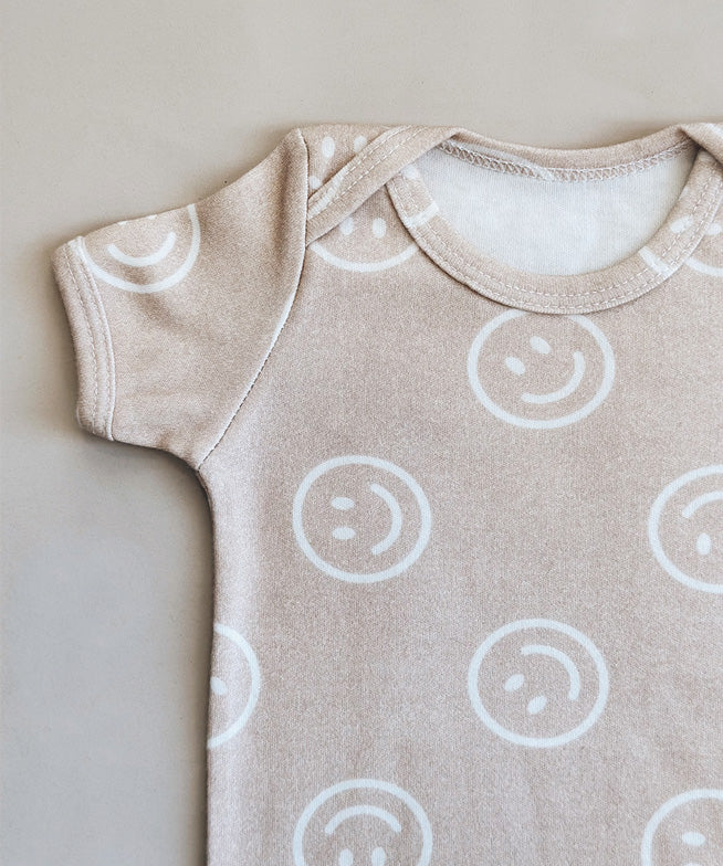 Conjunto-bebe-body-manga-curta-e-calca-harem-unissex-algodao-minimalista-smiley-carinhas-smile-bege-bebe-unissex-menino-menina-2.jpg
