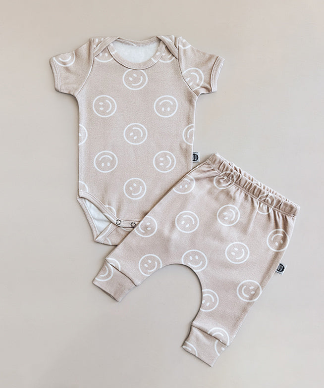 Conjunto-bebe-body-manga-curta-e-calca-harem-unissex-algodao-minimalista-smiley-carinhas-smile-bege-bebe-unissex-menino-menina.jpg