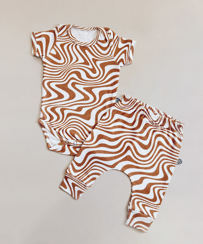 Conjunto-bebe-body-manga-curta-e-calca-harem-unissex-algodao-minimalista-swirl-laranja-caramelo-ginger.jpg