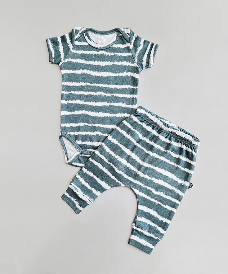 Conjunto-bebe-body-manga-curta-e-calca-harem-unissex-algodao-minimalista-tie-dye-listras-azul-minimalista-bebe-menino.jpg