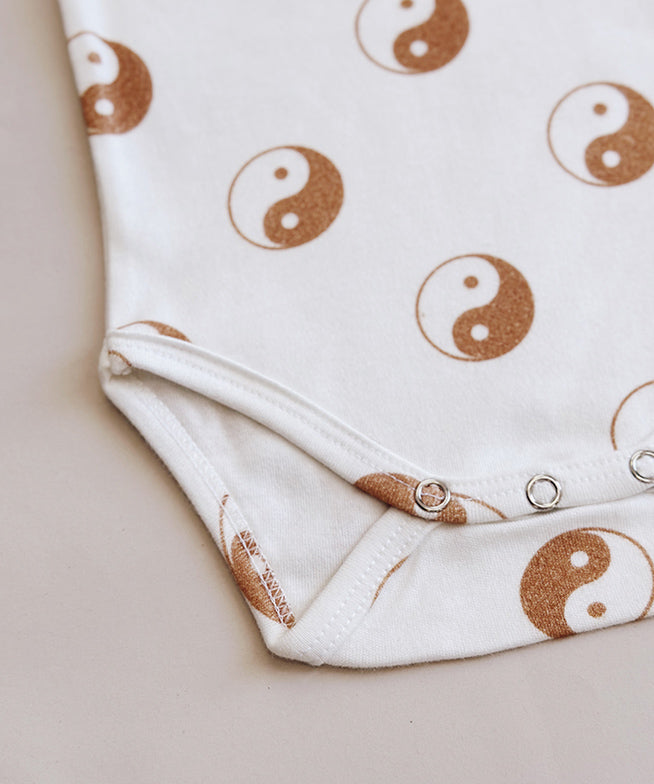Conjunto-bebe-body-manga-curta-e-calca-harem-unissex-algodao-minimalista-yin-yang-moderno-groove-minimalista-baby-1.jpg