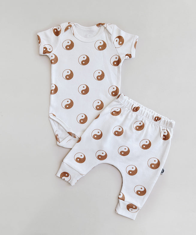 Conjunto-bebe-body-manga-curta-e-calca-harem-unissex-algodao-minimalista-yin-yang-moderno-groove-minimalista-baby.jpg