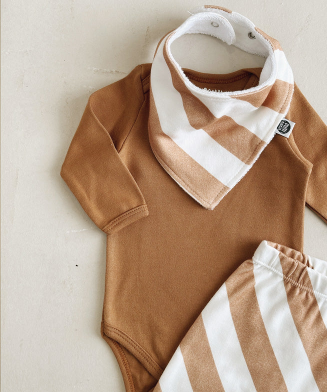 Conjunto-bebe-body-manga-longa-liso-goldie-calca-babador-listras-diagonais-bege-1.jpg