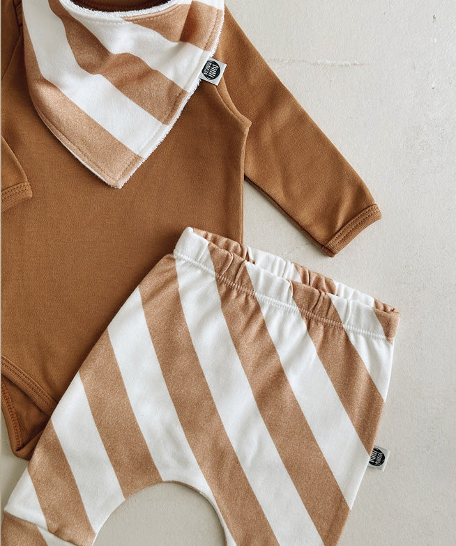 Conjunto-bebe-body-manga-longa-liso-goldie-calca-babador-listras-diagonais-bege-2.jpg