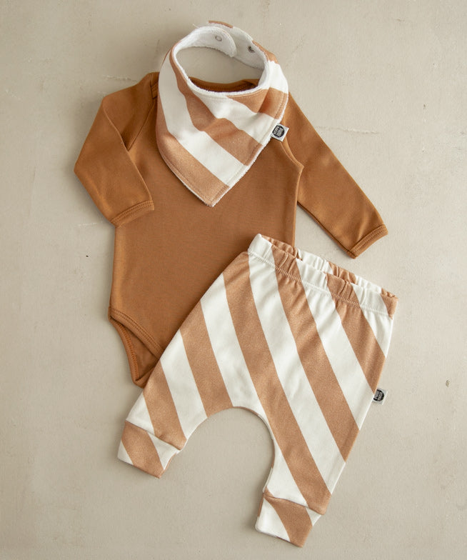 Conjunto-bebe-body-manga-longa-liso-goldie-calca-babador-listras-diagonais-bege.jpg