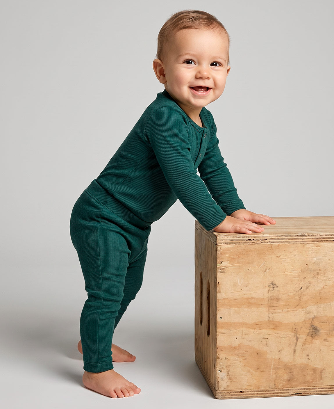 Conjunto Body + Calça Canelada Bebê Deep Green MiniMalista — vista completa do look bebê unissex, silhueta fitted em malha canelada verde escuro, algodão 100% macio antialérgico.