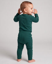 Conjunto Body + Calça Canelada Bebê Liso Deep Green MiniMalista Baby — pose lifestyle do bebê, algodão canelado 100% respirável, escala granular do RN aos 18-24 meses.