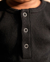 Conjunto Body + Calça Canelada Bebê Liso Preto MiniMalista — vista alternativa do look coordenado unissex, algodão canelado macio, tom Preto sóbrio escandinavo minimalista.