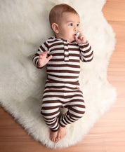 Conjunto Body Manga Longa + Calça Slim Canelada Bebê Listras Marrom e Branco Off MiniMalista Baby — look coordenado unissex de inverno em malha canelada 100% algodão, listras chocolate escuro 7-8mm, marca criada por mãe pra pele sensível.