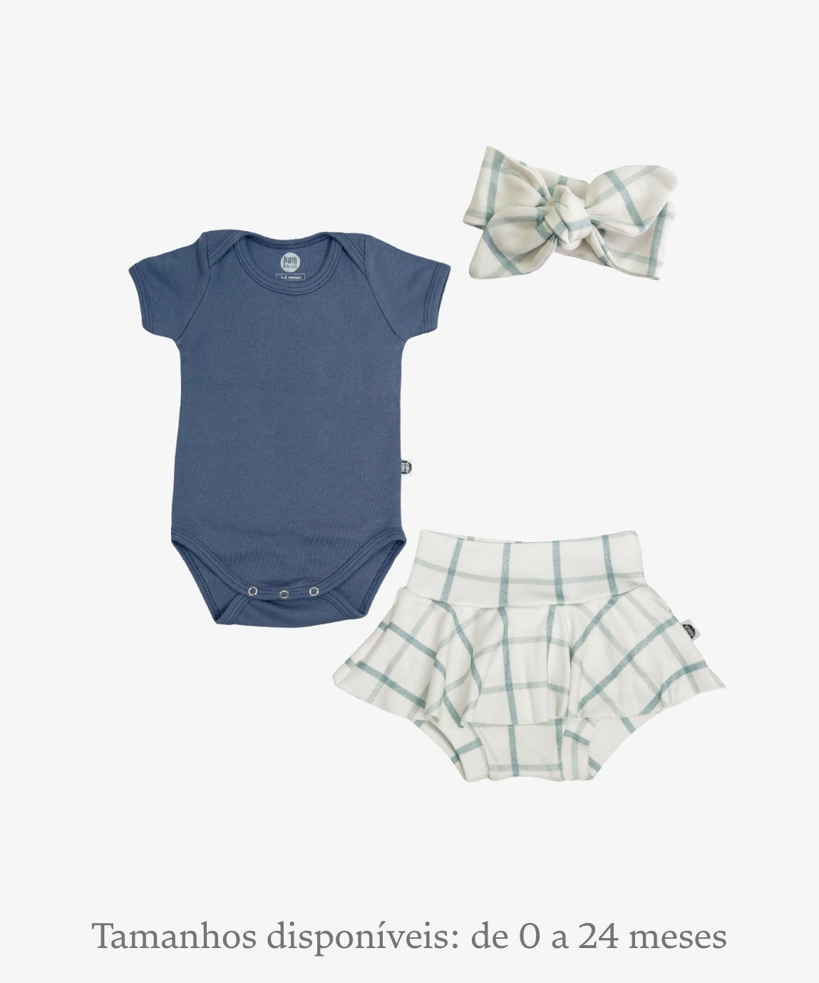 Conjunto bebê menina de 3 peças MiniMalista Baby: body manga curta liso Azul Oxford, saia Boomies com shortinho embutido e faixinha de cabelo na estampa Xadrez Azul, xadrez em dois tons de azul sobre fundo Branco Off