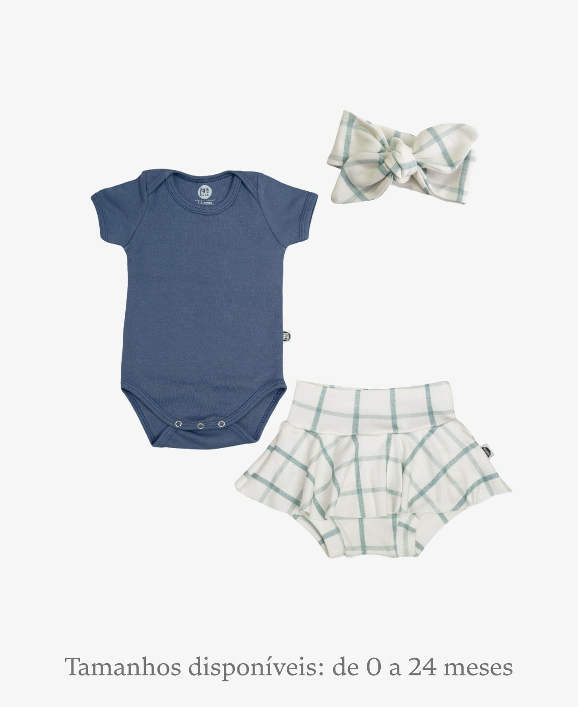 Conjunto bebê menina de 3 peças MiniMalista Baby: body manga curta liso Azul Oxford, saia Boomies com shortinho embutido e faixinha de cabelo na estampa Xadrez Azul, xadrez em dois tons de azul sobre fundo Branco Off