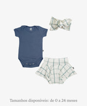 Conjunto bebê menina de 3 peças MiniMalista Baby: body manga curta liso Azul Oxford, saia Boomies com shortinho embutido e faixinha de cabelo na estampa Xadrez Azul, xadrez em dois tons de azul sobre fundo Branco Off