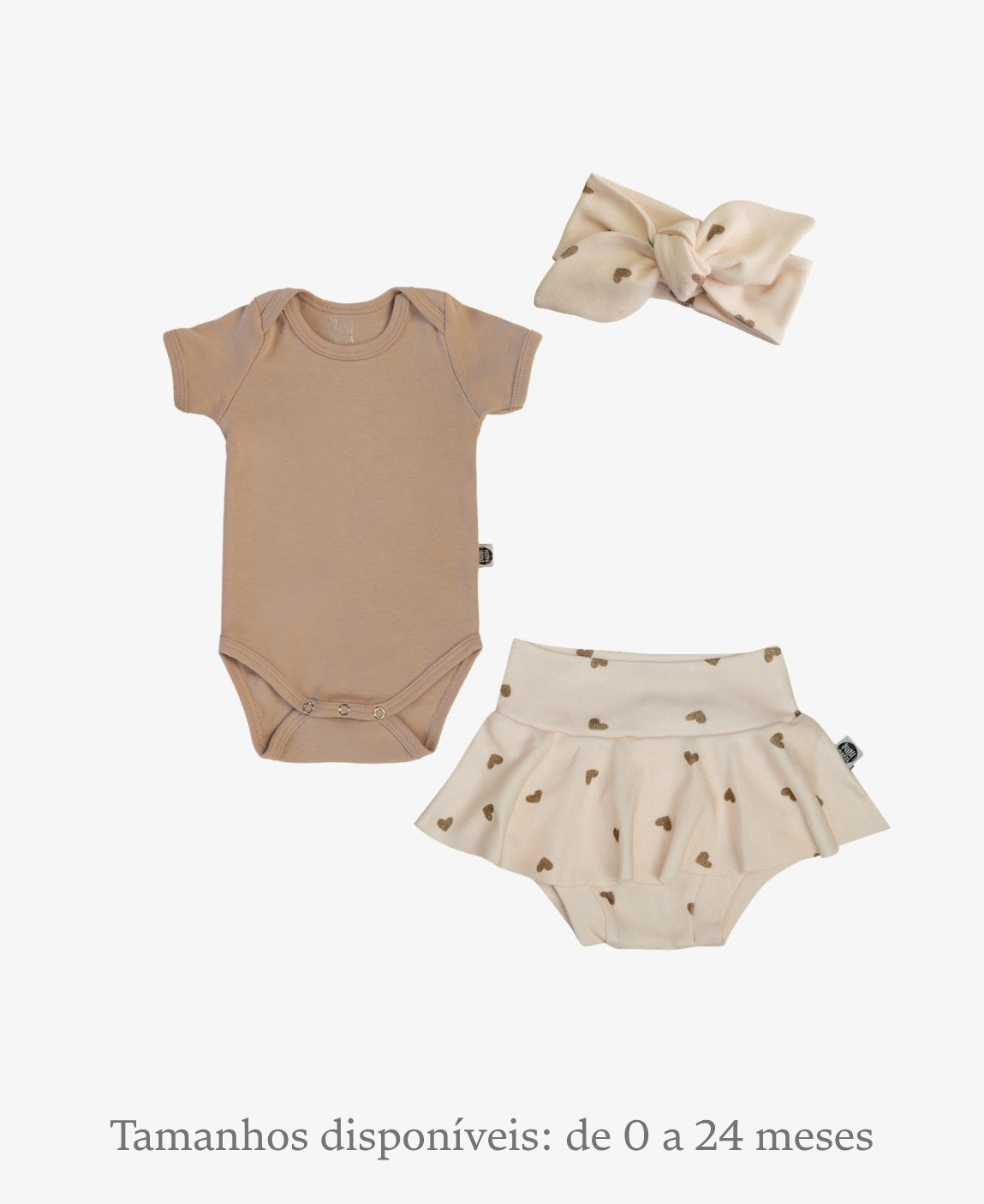 Conjunto bebê menina de 3 peças MiniMalista Baby: body manga curta liso Cinnamon (bege), saia Boomies com shortinho embutido e faixinha de cabelo na estampa Love In Brown, corações em tons de marrom sobre fundo Branco Off