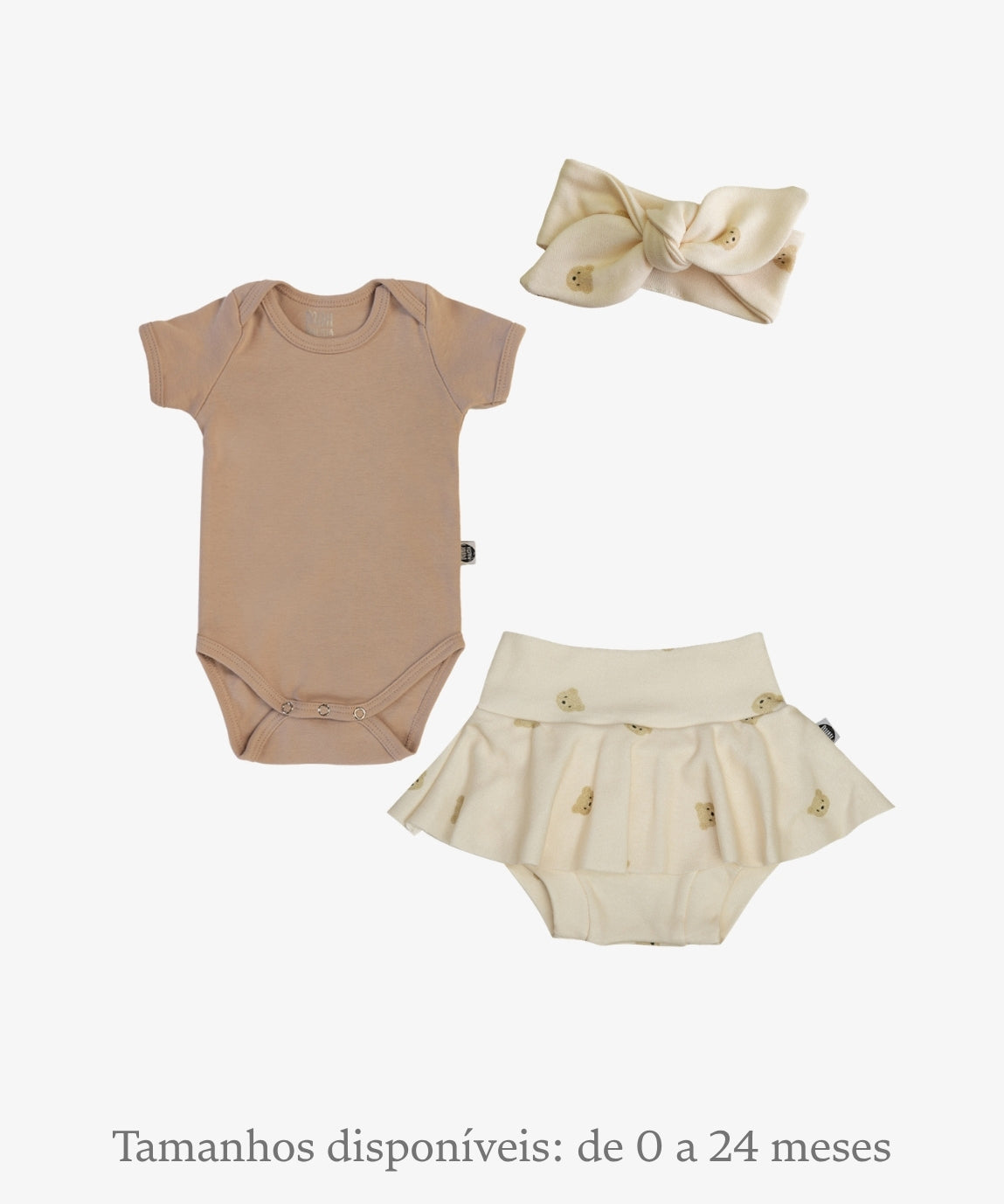 Conjunto bebê menina de 3 peças MiniMalista Baby: body manga curta liso Cinnamon, saia Boomies com shortinho embutido e faixinha de cabelo na estampa Baby Bear, ursinhos em tons de marrom e caramelo sobre fundo claro