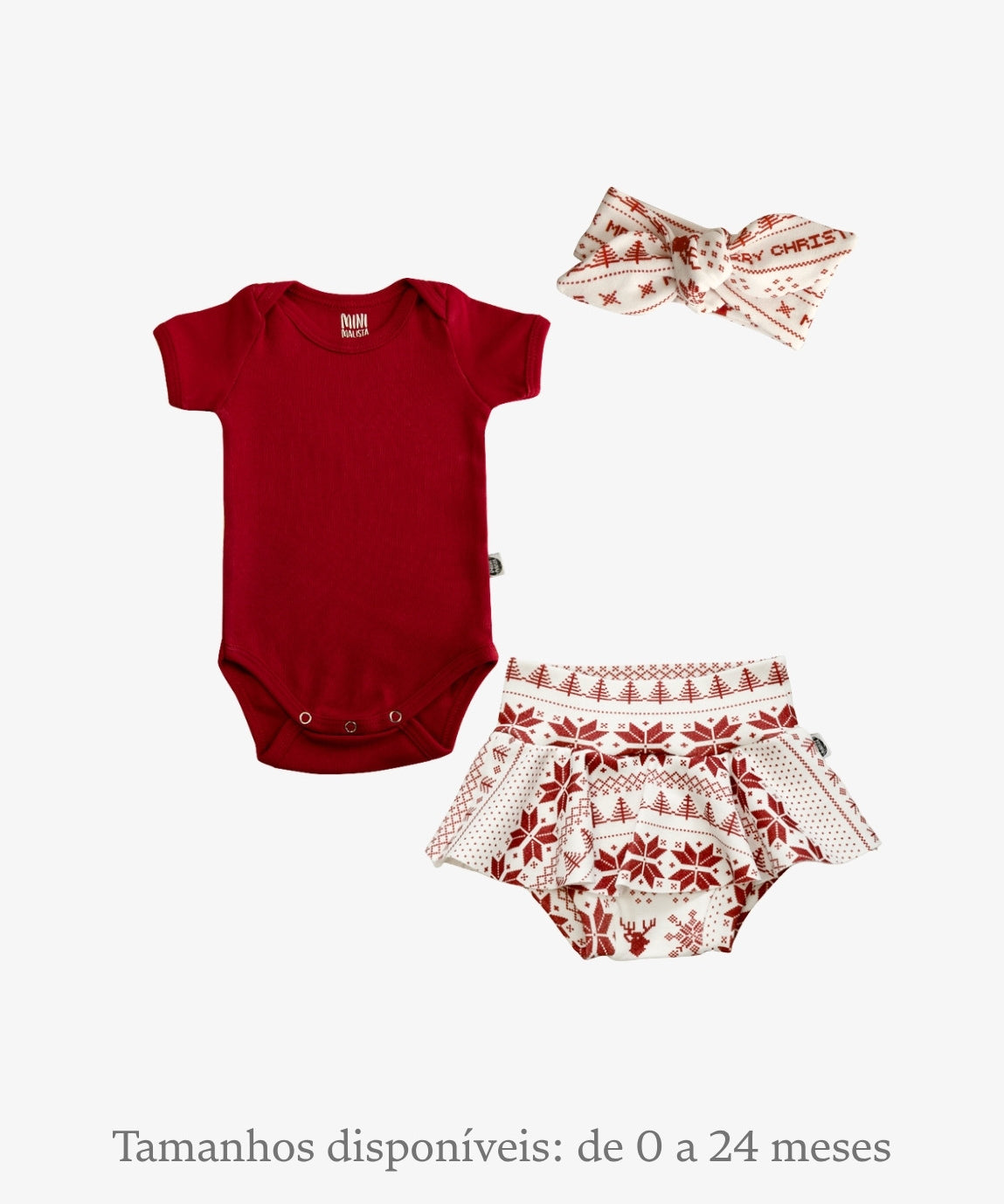 Conjunto de Natal bebê menina de 3 peças MiniMalista Baby: body manga curta liso Real Red (vermelho), saia Boomies com shortinho embutido e faixinha na estampa Xmas Tricot de tricô natalino sobre fundo Branco Off